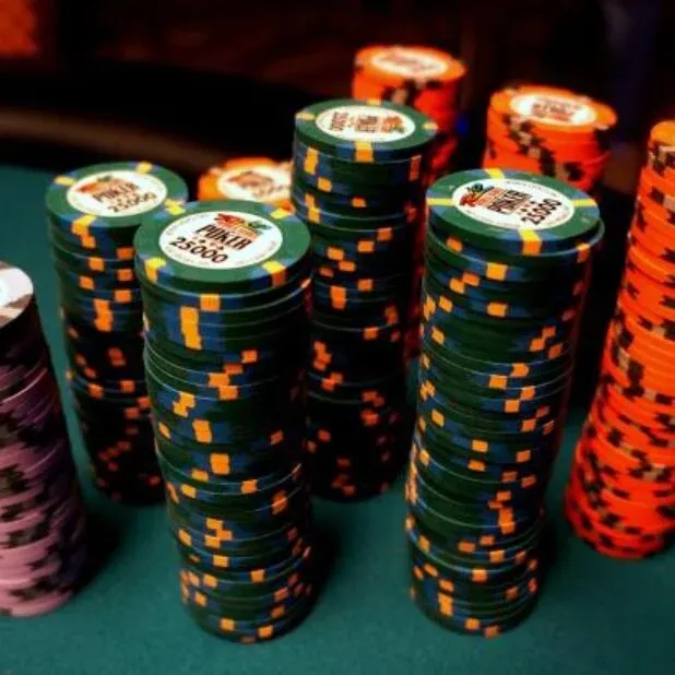 Casino-Atmosphäre mit leuchtenden Spielautomaten
